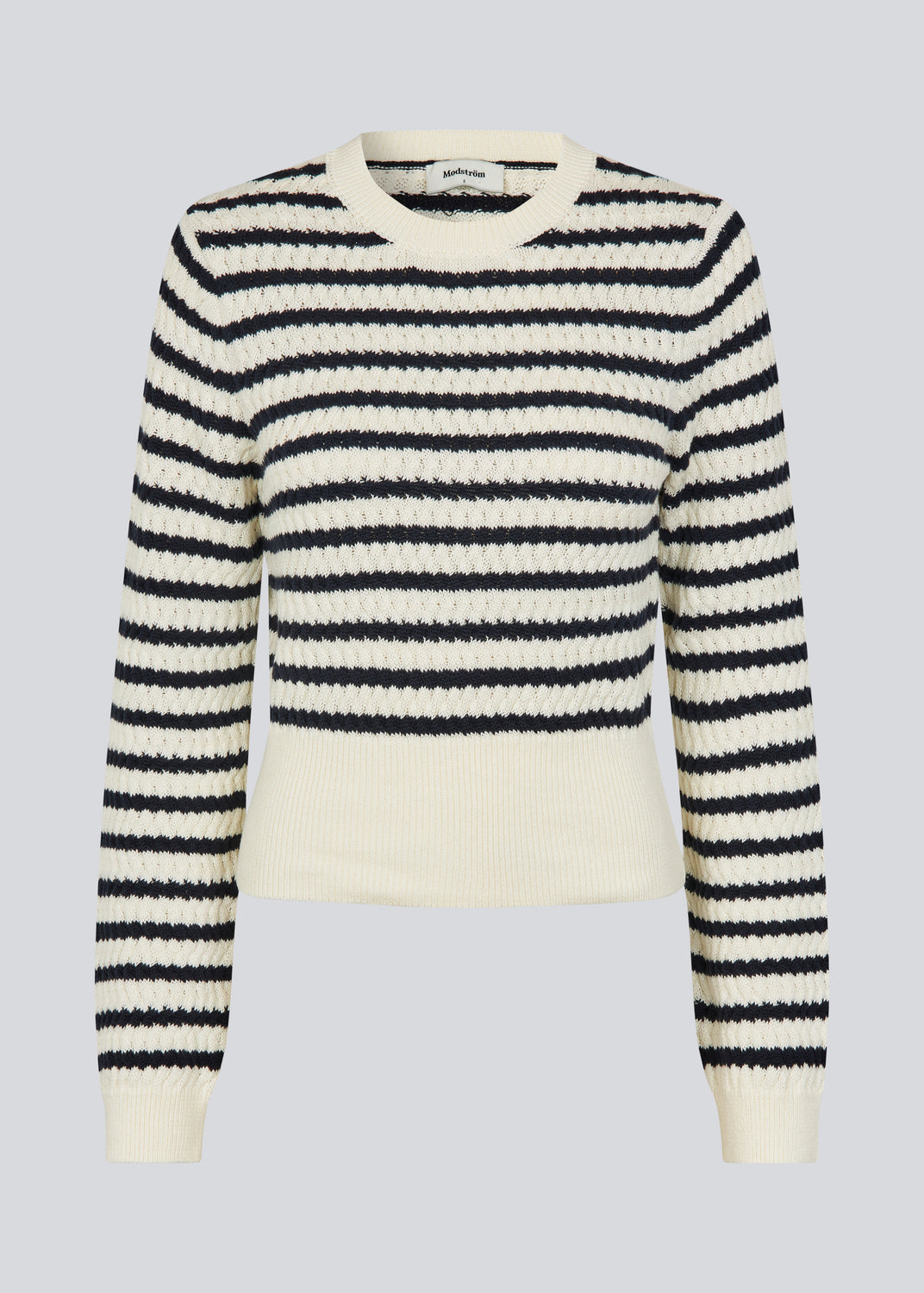 Klassisk stribet sweater i navy og creme. Ulvamd stripe o-neck er fremstillet i 100% økologisk bomuld med rund hals, ribkanter og en blød, behagelig pasform. Et tidløst valg til et afslappet og stilrent hverdagslook. Modellen er 175 cm og har en str. S/36 på.

Materiale:
100% Økologisk Bomuld