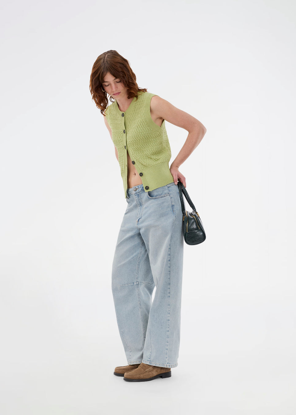 Strikket grøn ærmeløs top i 100% økologisk bomuld. Ulvamd top er udført i smuk sildebensstrik med bred ribkant i taljen og langs kanterne. Kontrastknapper og den runde hals gør toppen stilren og feminin. Modellen er 175 cm og har en str. S/36 på.

Materiale:
100% Økologisk Bomuld