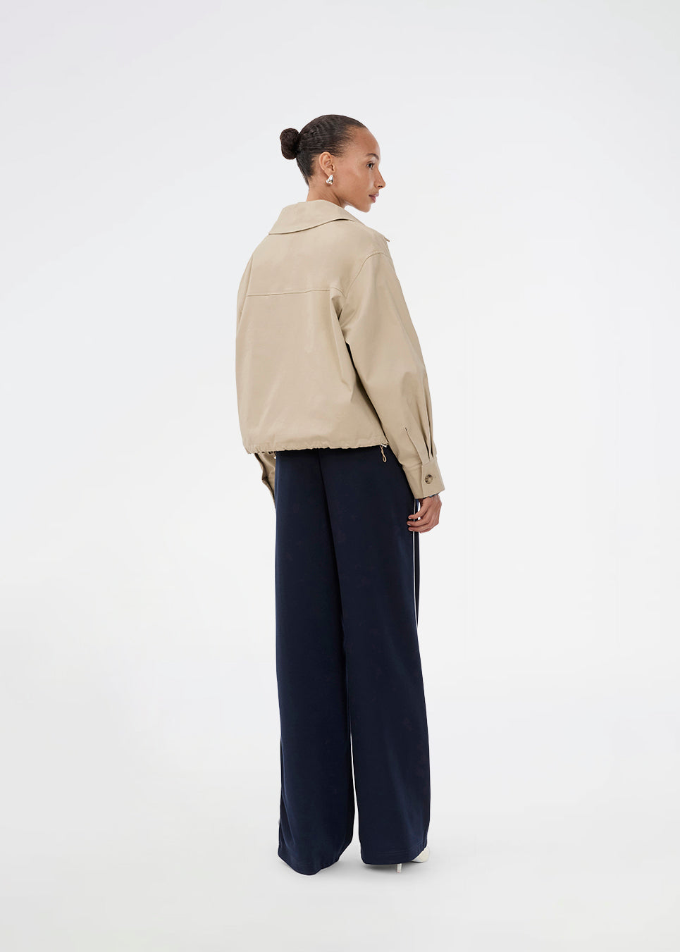 Kort beige jakke i trenchcoat look. Umamd jacket har skjortekrave, sidelommer, knappelukning og justerbar elastik i bunden. Modellen er 175 cm og har en str. S/36 på.

Materiale:
97% Bomuld
3% Elastan

Foer:
100% Polyester