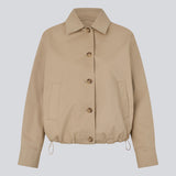 Kort beige jakke i trenchcoat look. Umamd jacket har skjortekrave, sidelommer, knappelukning og justerbar elastik i bunden. Modellen er 175 cm og har en str. S/36 på.

Materiale:
97% Bomuld
3% Elastan

Foer:
100% Polyester