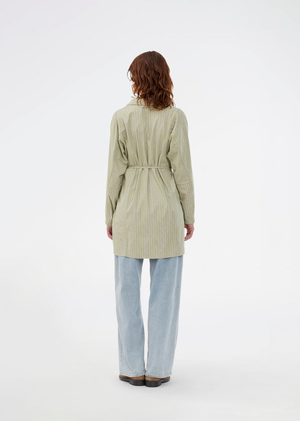 Stribet grøn skjortekjole med bindebånd i taljen. Ukekomd dress har klassiske detaljer som knappelukning, krave og lange ærmer, der giver et tidløst og elegant udtryk. Kjolen kan både styles med bare ben eller over jeans for et moderne hverdagslook. Modellen er 175 cm og har en str. S/36 på.


Materiale:
73% Bomuld
27% Polyester