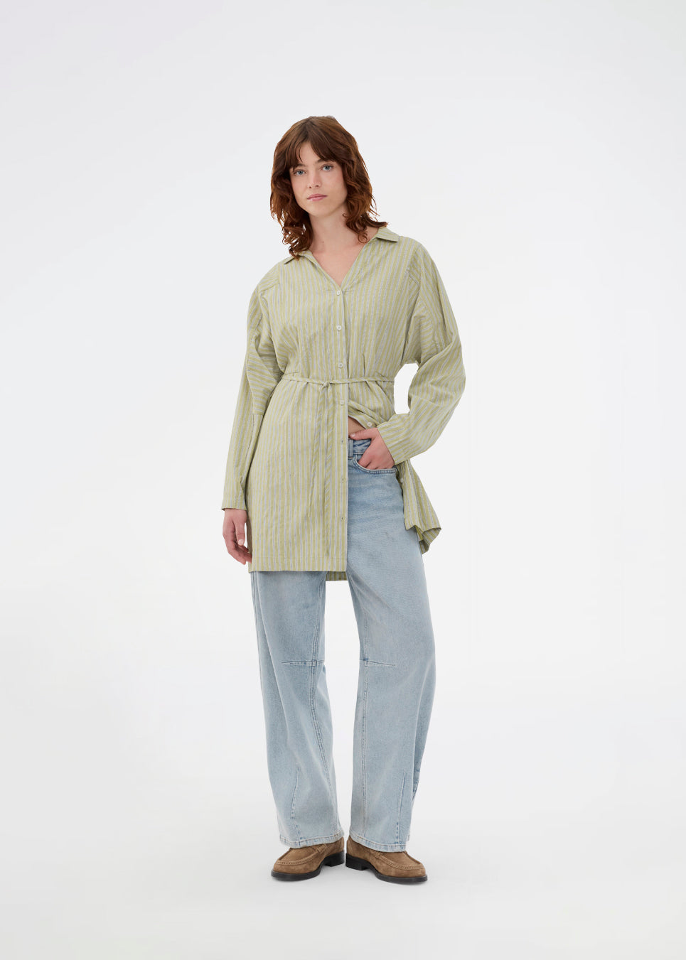 Stribet grøn skjortekjole med bindebånd i taljen. Ukekomd dress har klassiske detaljer som knappelukning, krave og lange ærmer, der giver et tidløst og elegant udtryk. Kjolen kan både styles med bare ben eller over jeans for et moderne hverdagslook. Modellen er 175 cm og har en str. S/36 på.


Materiale:
73% Bomuld
27% Polyester