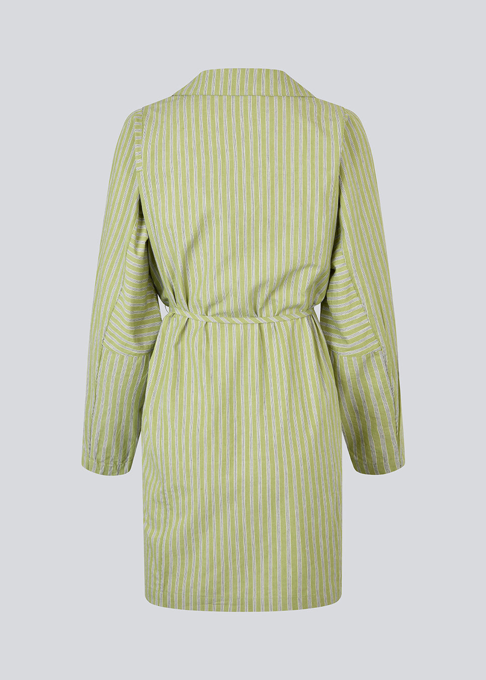 Stribet grøn skjortekjole med bindebånd i taljen. Ukekomd dress har klassiske detaljer som knappelukning, krave og lange ærmer, der giver et tidløst og elegant udtryk. Kjolen kan både styles med bare ben eller over jeans for et moderne hverdagslook. Modellen er 175 cm og har en str. S/36 på.


Materiale:
73% Bomuld
27% Polyester
