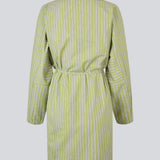 Stribet grøn skjortekjole med bindebånd i taljen. Ukekomd dress har klassiske detaljer som knappelukning, krave og lange ærmer, der giver et tidløst og elegant udtryk. Kjolen kan både styles med bare ben eller over jeans for et moderne hverdagslook. Modellen er 175 cm og har en str. S/36 på.


Materiale:
73% Bomuld
27% Polyester