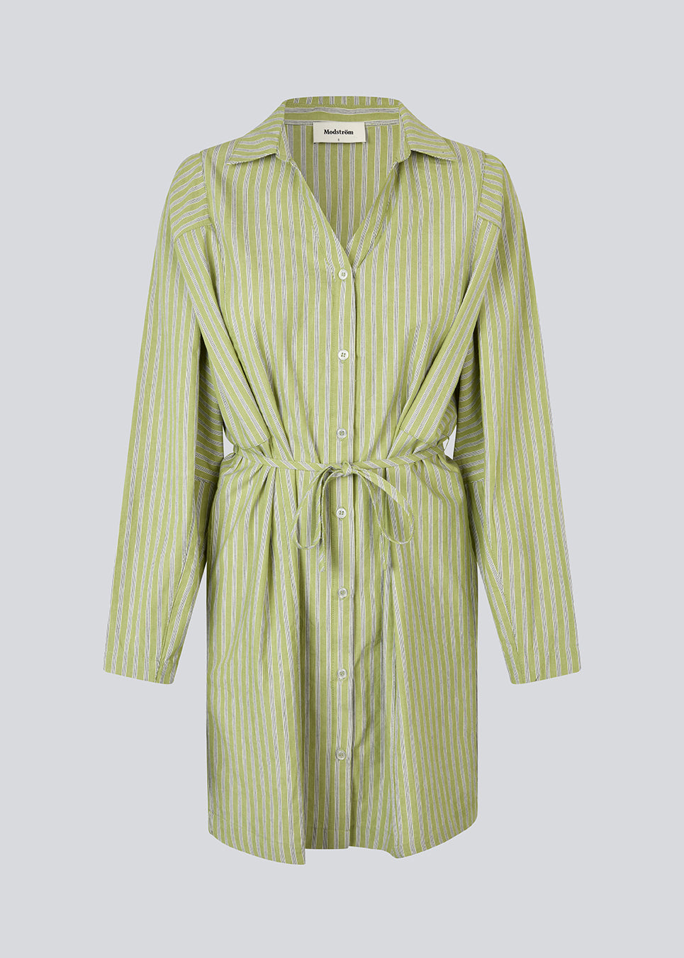 Stribet grøn skjortekjole med bindebånd i taljen. Ukekomd dress har klassiske detaljer som knappelukning, krave og lange ærmer, der giver et tidløst og elegant udtryk. Kjolen kan både styles med bare ben eller over jeans for et moderne hverdagslook. Modellen er 175 cm og har en str. S/36 på.


Materiale:
73% Bomuld
27% Polyester