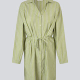 Stribet grøn skjortekjole med bindebånd i taljen. Ukekomd dress har klassiske detaljer som knappelukning, krave og lange ærmer, der giver et tidløst og elegant udtryk. Kjolen kan både styles med bare ben eller over jeans for et moderne hverdagslook. Modellen er 175 cm og har en str. S/36 på.


Materiale:
73% Bomuld
27% Polyester