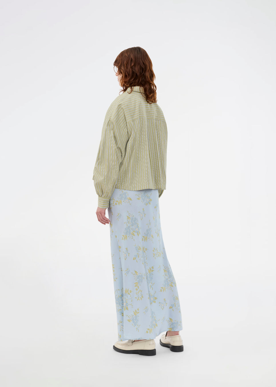 Stribet skjorte i grøn med ballonærmer og feminine detaljer. UmekoMD Shirt har brystlommer, klassisk krave og knaplukning – en opdateret version af den tidløse skjorte. Modellen er 175 cm og har en str. S/36 på.


Materiale:
73% Bomuld
27% Polyester