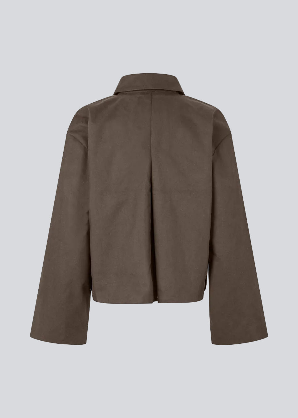 Kort jakke i brun med brede ærmer og cool detaljer. UmutMD Jacket har en skarp skjortekrave, sidelommer og lynlåslukning i sølv, der tilføjer et moderne touch.

Materiale:
61% Bomuld
39% Nylon

Foer:
100% Polyester