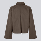 Kort jakke i brun med brede ærmer og cool detaljer. UmutMD Jacket har en skarp skjortekrave, sidelommer og lynlåslukning i sølv, der tilføjer et moderne touch.

Materiale:
61% Bomuld
39% Nylon

Foer:
100% Polyester