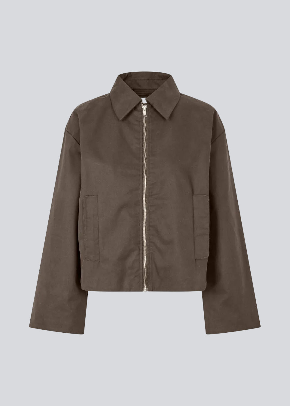 Kort jakke i brun med brede ærmer og cool detaljer. UmutMD Jacket har en skarp skjortekrave, sidelommer og lynlåslukning i sølv, der tilføjer et moderne touch.

Materiale:
61% Bomuld
39% Nylon

Foer:
100% Polyester
