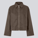 Kort jakke i brun med brede ærmer og cool detaljer. UmutMD Jacket har en skarp skjortekrave, sidelommer og lynlåslukning i sølv, der tilføjer et moderne touch.

Materiale:
61% Bomuld
39% Nylon

Foer:
100% Polyester