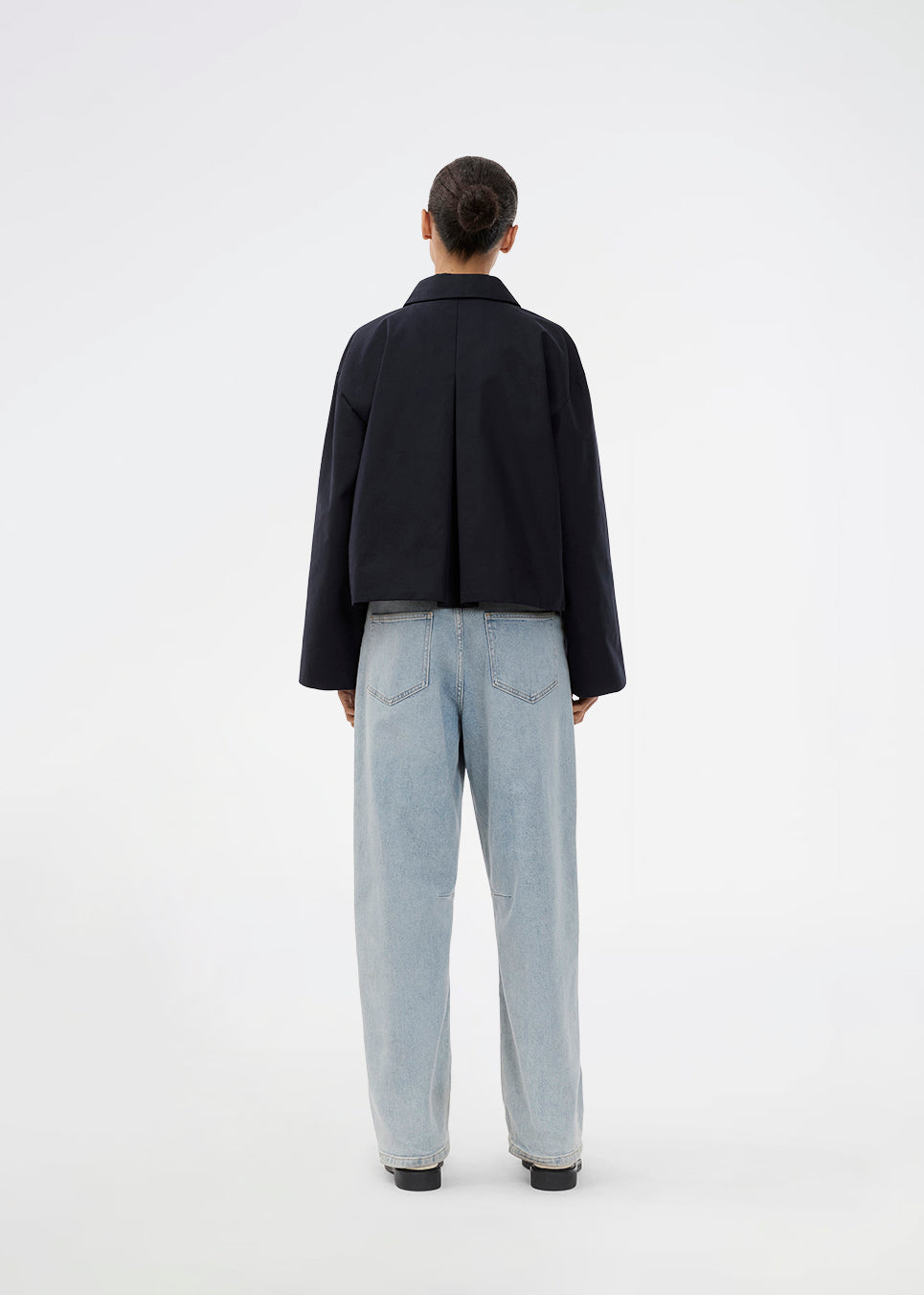 Kort navy jakke med brede ærmer og cool detaljer. UmutMD Jacket har en skarp skjortekrave, sidelommer og lynlåslukning i sølv, der tilføjer et moderne touch. Modellen er 175 cm og har en str. S/36 på.


Materiale:
61% Bomuld
39% Nylon

Foer:
100% Polyester