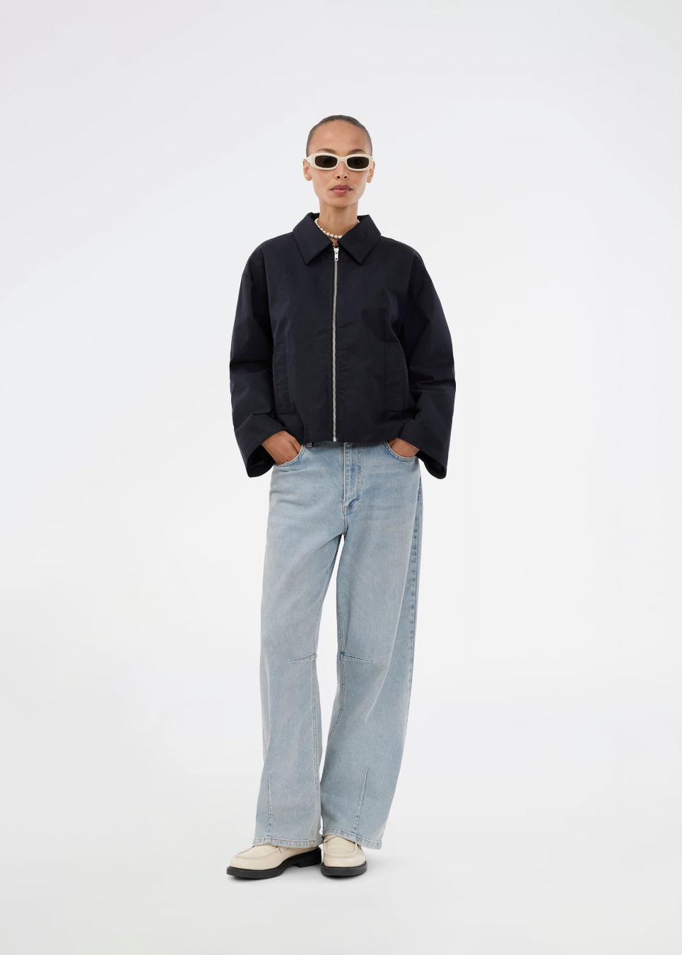 Kort navy jakke med brede ærmer og cool detaljer. UmutMD Jacket har en skarp skjortekrave, sidelommer og lynlåslukning i sølv, der tilføjer et moderne touch. Modellen er 175 cm og har en str. S/36 på.


Materiale:
61% Bomuld
39% Nylon

Foer:
100% Polyester