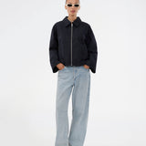 Kort navy jakke med brede ærmer og cool detaljer. UmutMD Jacket har en skarp skjortekrave, sidelommer og lynlåslukning i sølv, der tilføjer et moderne touch. Modellen er 175 cm og har en str. S/36 på.


Materiale:
61% Bomuld
39% Nylon

Foer:
100% Polyester