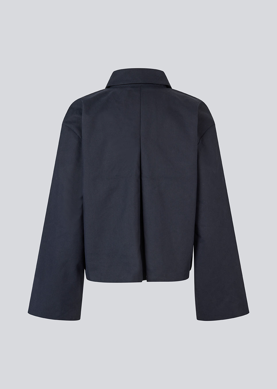 Kort navy jakke med brede ærmer og cool detaljer. UmutMD Jacket har en skarp skjortekrave, sidelommer og lynlåslukning i sølv, der tilføjer et moderne touch. Modellen er 175 cm og har en str. S/36 på.


Materiale:
61% Bomuld
39% Nylon

Foer:
100% Polyester