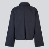 Kort navy jakke med brede ærmer og cool detaljer. UmutMD Jacket har en skarp skjortekrave, sidelommer og lynlåslukning i sølv, der tilføjer et moderne touch. Modellen er 175 cm og har en str. S/36 på.


Materiale:
61% Bomuld
39% Nylon

Foer:
100% Polyester