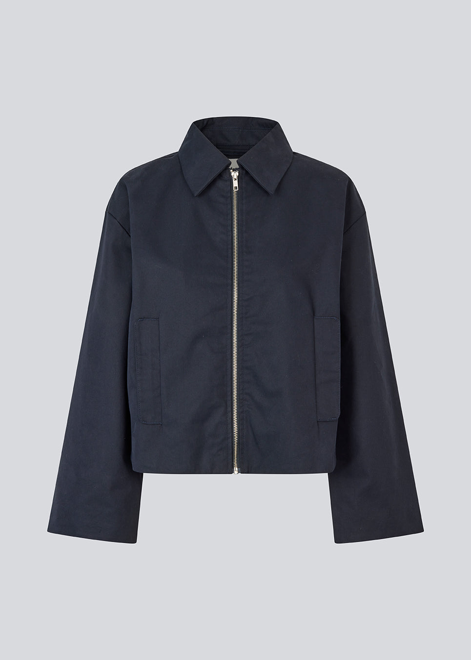 Kort navy jakke med brede ærmer og cool detaljer. UmutMD Jacket har en skarp skjortekrave, sidelommer og lynlåslukning i sølv, der tilføjer et moderne touch. Modellen er 175 cm og har en str. S/36 på.


Materiale:
61% Bomuld
39% Nylon

Foer:
100% Polyester