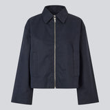 Kort navy jakke med brede ærmer og cool detaljer. UmutMD Jacket har en skarp skjortekrave, sidelommer og lynlåslukning i sølv, der tilføjer et moderne touch. Modellen er 175 cm og har en str. S/36 på.


Materiale:
61% Bomuld
39% Nylon

Foer:
100% Polyester