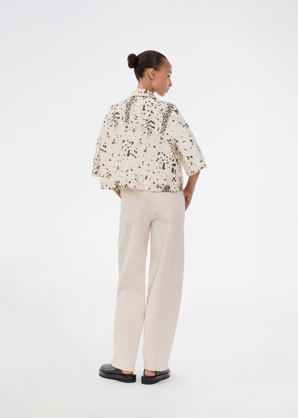 Beige barrel jeans med sygningsdetaljer. UnikaMD Jeans har en afslappet pasform med bæltestropper, skjult lynlåslukning, knap og klassiske lommer foran og bagpå – et cool take på hverdagsdenim.&nbsp;
