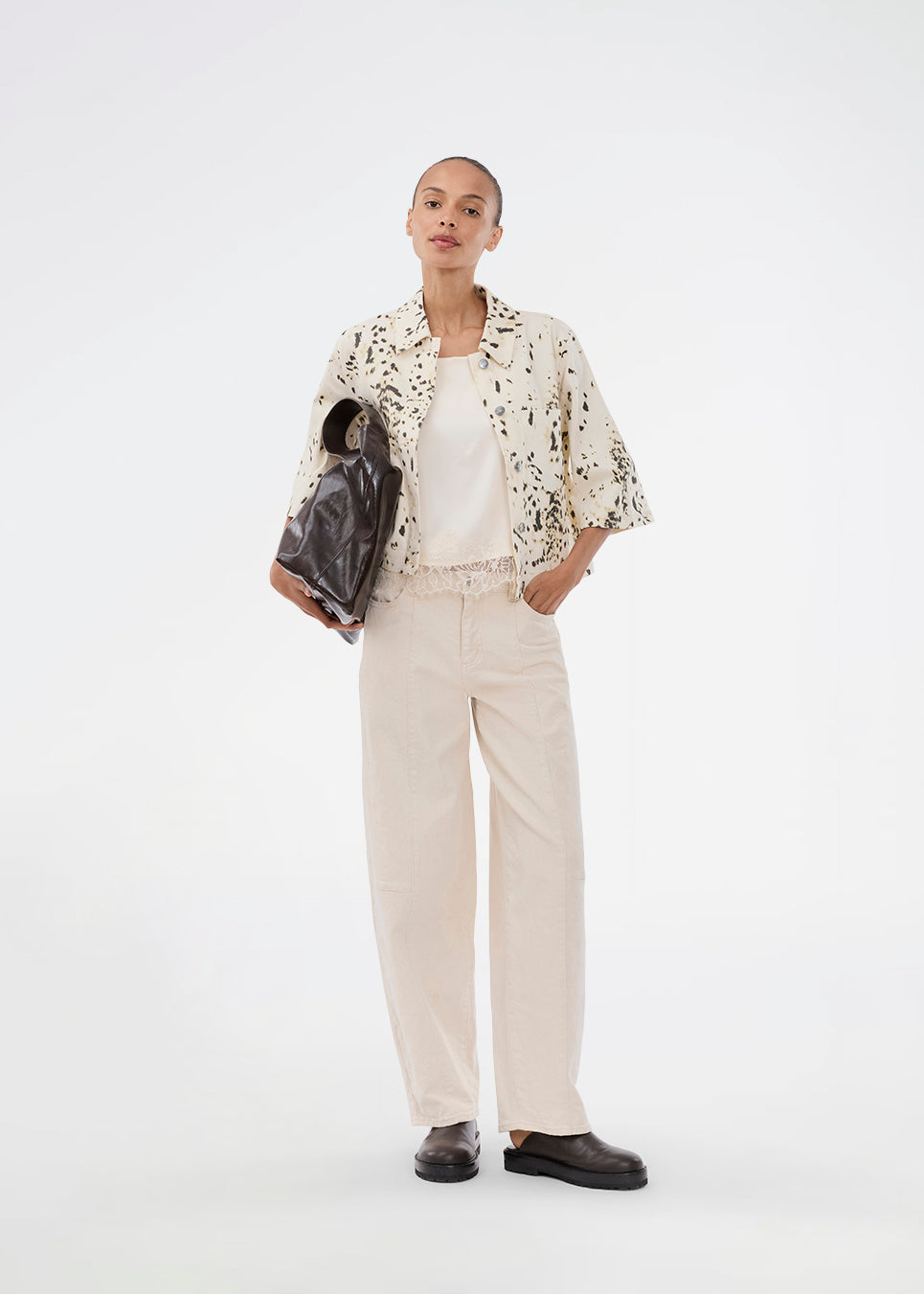 Beige barrel jeans med sygningsdetaljer. UnikaMD Jeans har en afslappet pasform med bæltestropper, skjult lynlåslukning, knap og klassiske lommer foran og bagpå – et cool take på hverdagsdenim.&nbsp;
