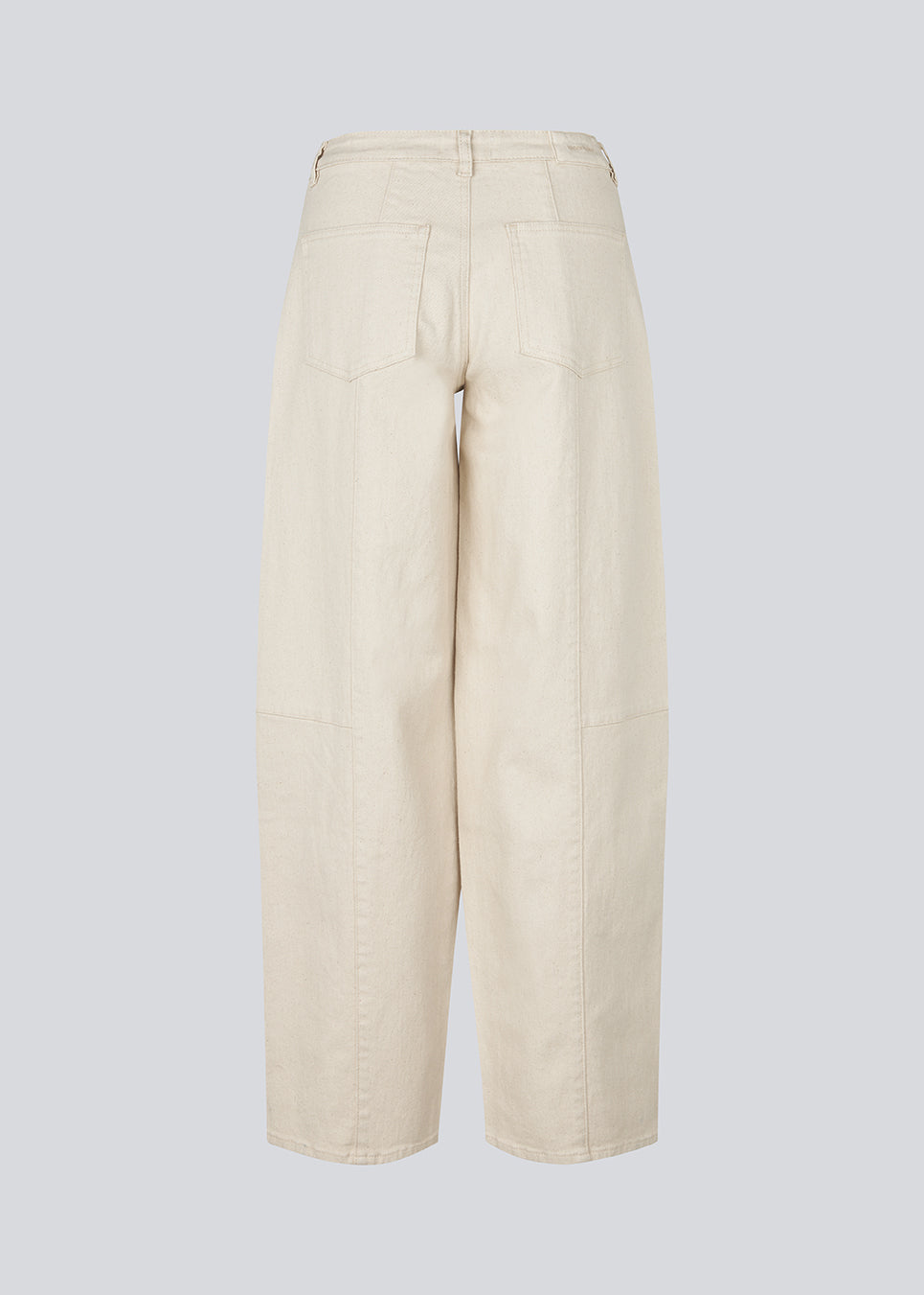 Beige barrel jeans med sygningsdetaljer. UnikaMD Jeans har en afslappet pasform med bæltestropper, skjult lynlåslukning, knap og klassiske lommer foran og bagpå – et cool take på hverdagsdenim.&nbsp;
