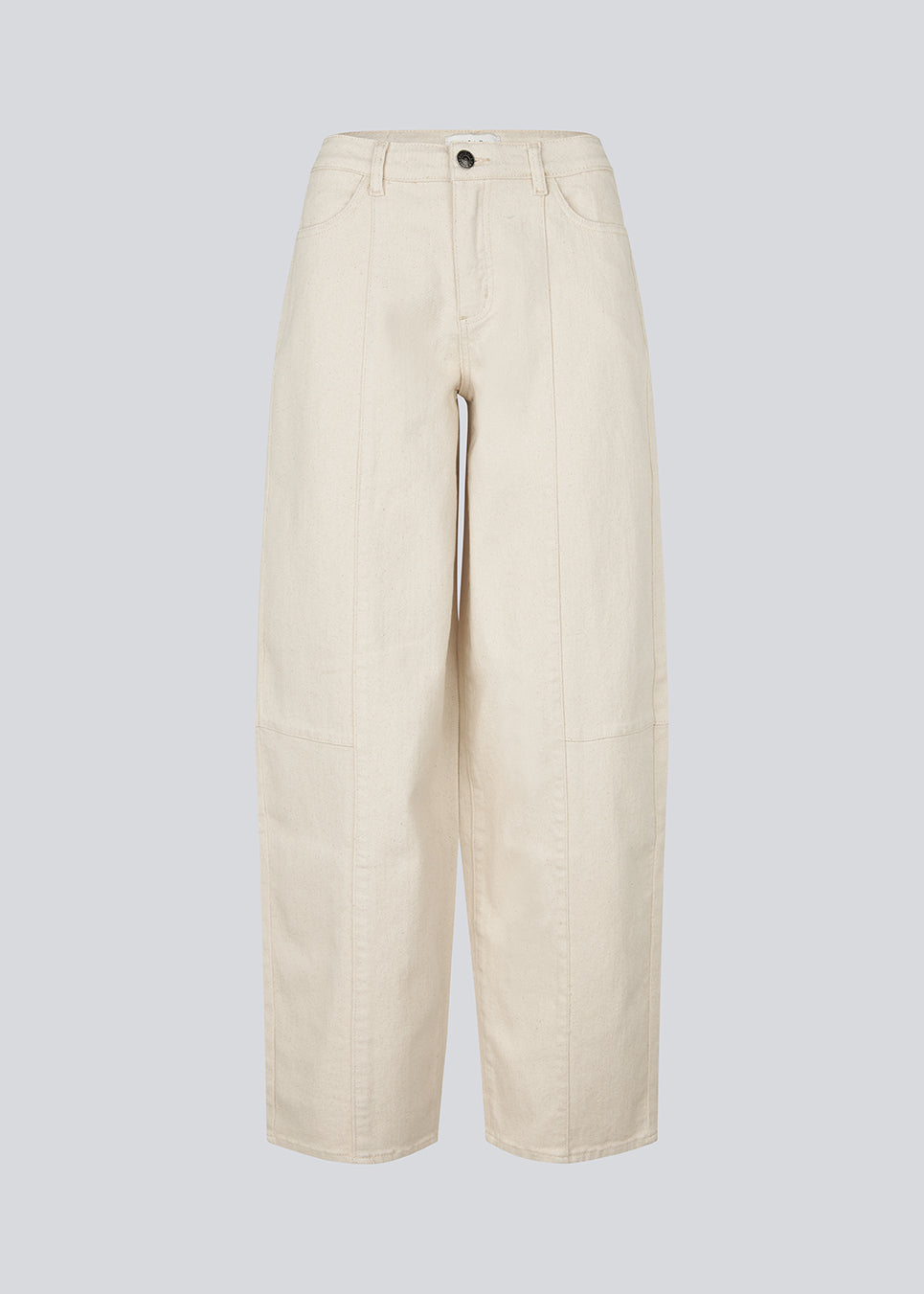 Beige barrel jeans med sygningsdetaljer. UnikaMD Jeans har en afslappet pasform med bæltestropper, skjult lynlåslukning, knap og klassiske lommer foran og bagpå – et cool take på hverdagsdenim.&nbsp;
