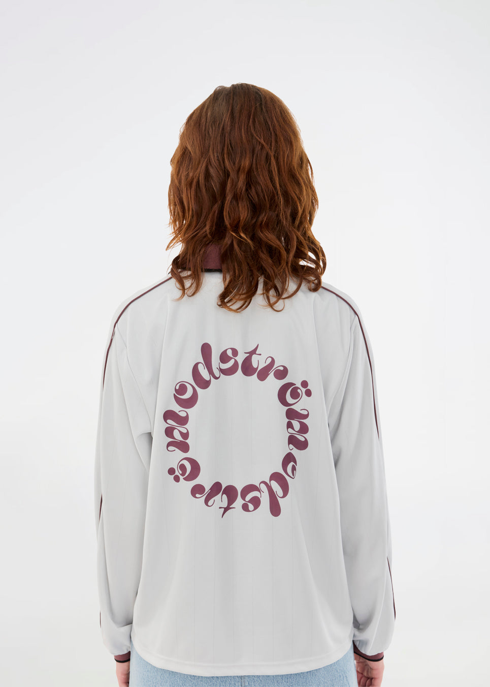 Cool langærmet T-shirt med polokrave. UniqueMD LS t-shirt har sporty detaljer som elastiske kanter, V-udskæring og et nummer og logo på brystet. En afslappet, men stilfuld style, der kombinerer komfort og moderne design.