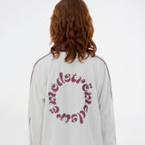 Cool langærmet T-shirt med polokrave. UniqueMD LS t-shirt har sporty detaljer som elastiske kanter, V-udskæring og et nummer og logo på brystet. En afslappet, men stilfuld style, der kombinerer komfort og moderne design.