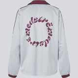 Cool langærmet T-shirt med polokrave. UniqueMD LS t-shirt har sporty detaljer som elastiske kanter, V-udskæring og et nummer og logo på brystet. En afslappet, men stilfuld style, der kombinerer komfort og moderne design.