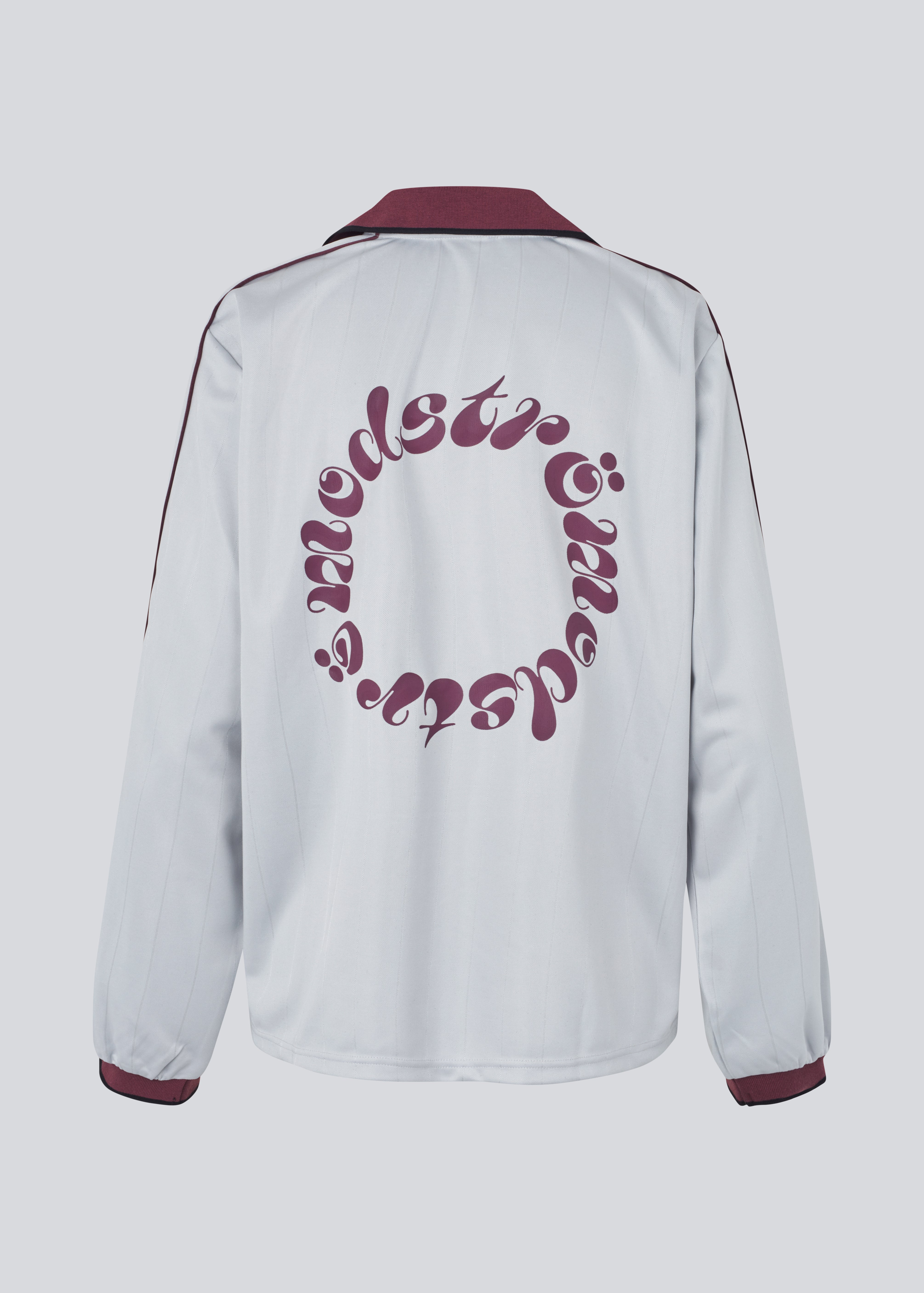 Cool langærmet T-shirt med polokrave. UniqueMD LS t-shirt har sporty detaljer som elastiske kanter, V-udskæring og et nummer og logo på brystet. En afslappet, men stilfuld style, der kombinerer komfort og moderne design.