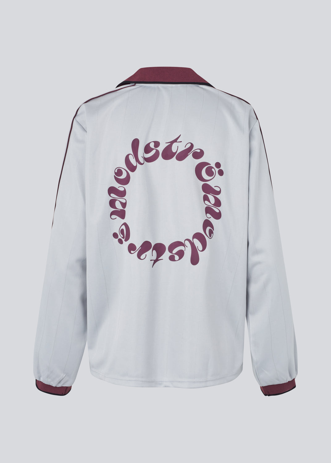 Cool langærmet T-shirt med polokrave. UniqueMD LS t-shirt har sporty detaljer som elastiske kanter, V-udskæring og et nummer og logo på brystet. En afslappet, men stilfuld style, der kombinerer komfort og moderne design.