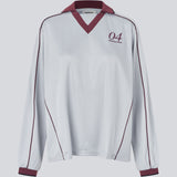Cool langærmet T-shirt med polokrave. UniqueMD LS t-shirt har sporty detaljer som elastiske kanter, V-udskæring og et nummer og logo på brystet. En afslappet, men stilfuld style, der kombinerer komfort og moderne design.