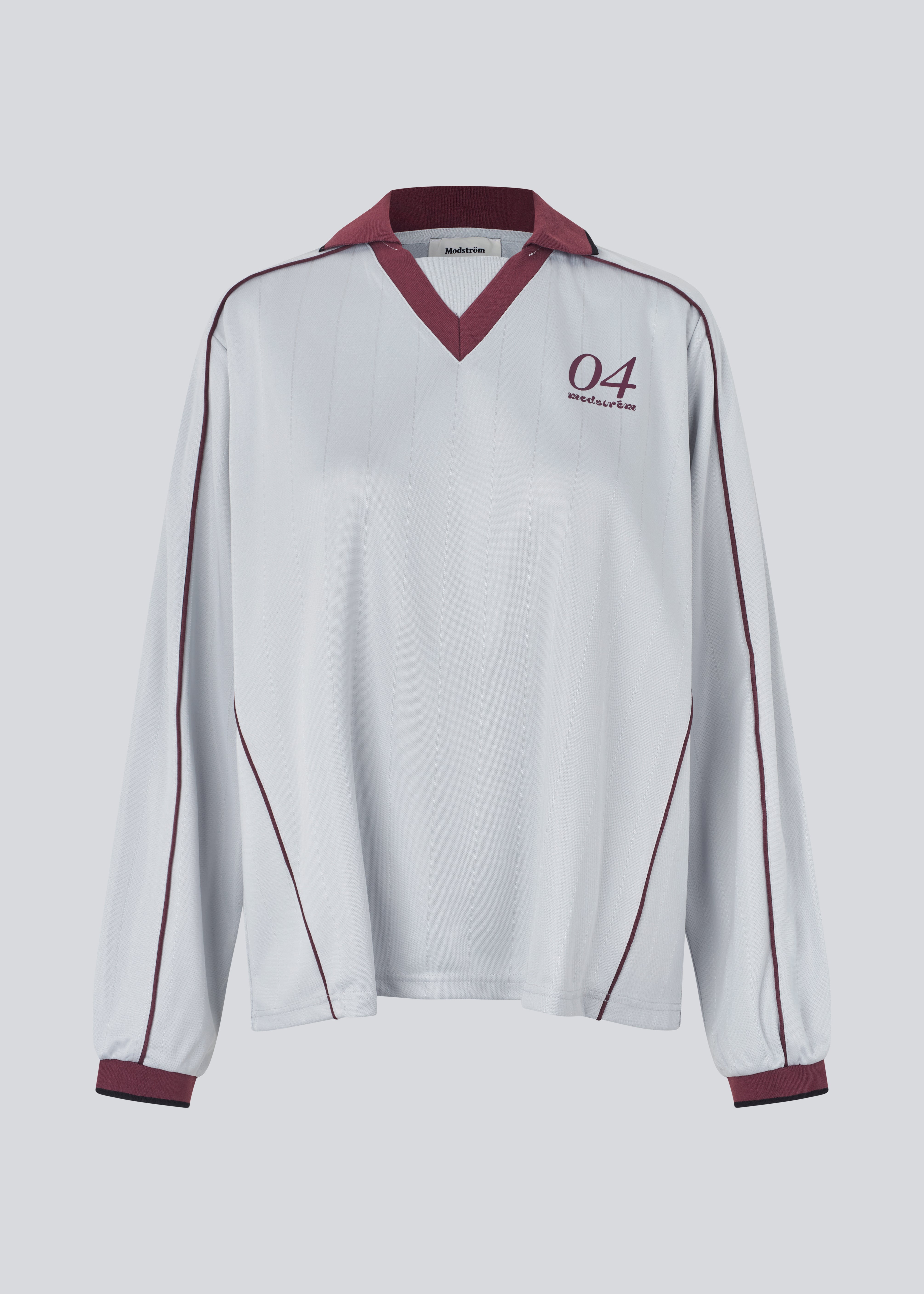 Cool langærmet T-shirt med polokrave. UniqueMD LS t-shirt har sporty detaljer som elastiske kanter, V-udskæring og et nummer og logo på brystet. En afslappet, men stilfuld style, der kombinerer komfort og moderne design.