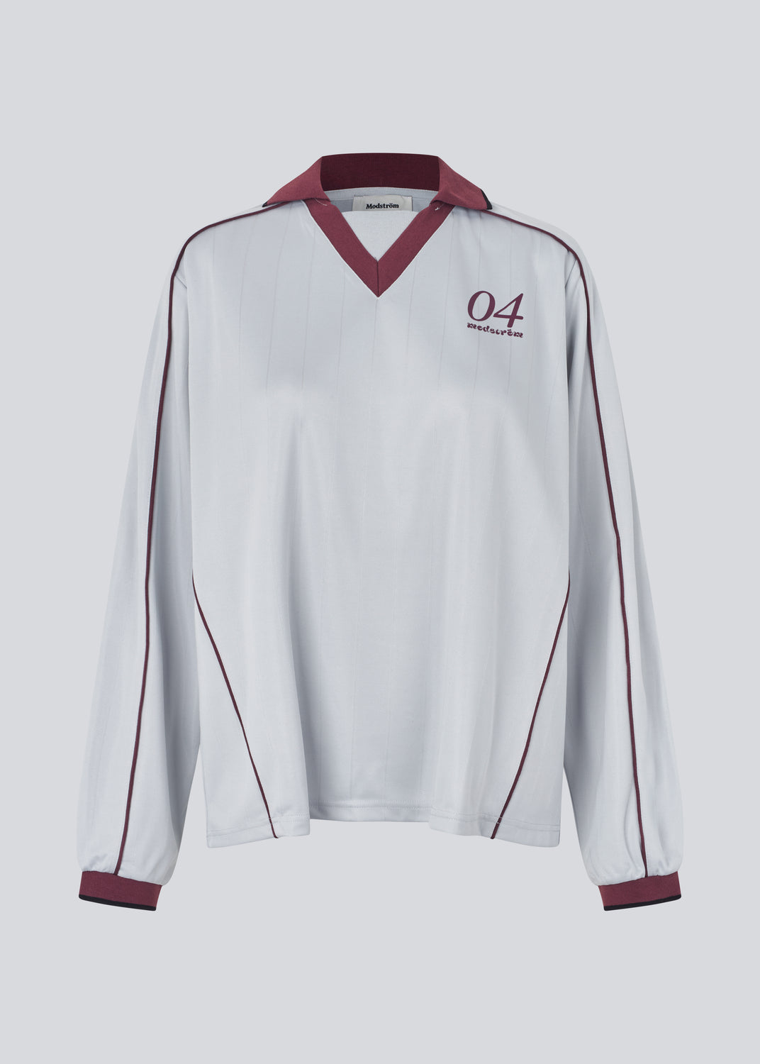 Cool langærmet T-shirt med polokrave. UniqueMD LS t-shirt har sporty detaljer som elastiske kanter, V-udskæring og et nummer og logo på brystet. En afslappet, men stilfuld style, der kombinerer komfort og moderne design.