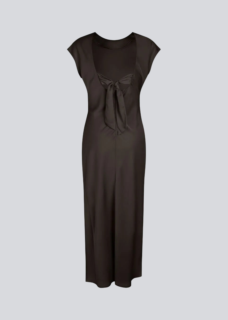 Elegant brun satin kjole I 96% genanvendt polyester. Unitymd dress har korte ærmer, ankellang silhuet og smukke draperinger i taljen, der fremhæver figuren. Den dybe ryg og bindedetaljen bagpå giver et feminint og sofistikeret udtryk.

Materiale:
4% Elastan
96% Recycled Polyester