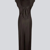 Elegant brun satin kjole I 96% genanvendt polyester. Unitymd dress har korte ærmer, ankellang silhuet og smukke draperinger i taljen, der fremhæver figuren. Den dybe ryg og bindedetaljen bagpå giver et feminint og sofistikeret udtryk.

Materiale:
4% Elastan
96% Recycled Polyester