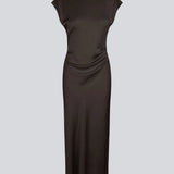 Elegant brun satin kjole I 96% genanvendt polyester. Unitymd dress har korte ærmer, ankellang silhuet og smukke draperinger i taljen, der fremhæver figuren. Den dybe ryg og bindedetaljen bagpå giver et feminint og sofistikeret udtryk.

Materiale:
4% Elastan
96% Recycled Polyester