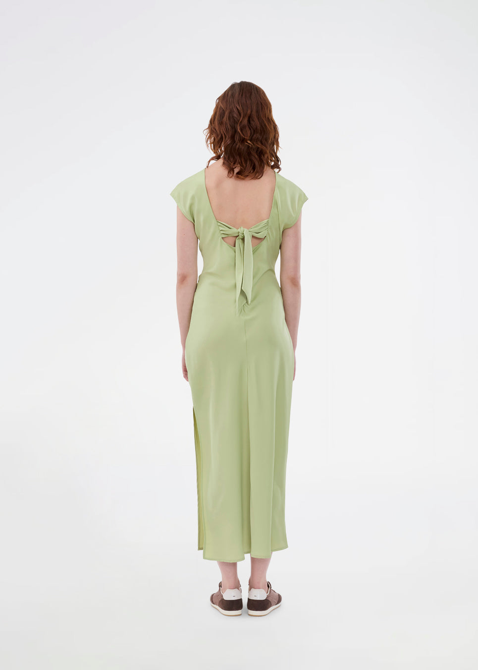 Elegant grøn satin kjole I 96% genanvendt polyester. Unitymd dress har korte ærmer, ankellang silhuet og smukke draperinger i taljen, der fremhæver figuren. Den dybe ryg og bindedetaljen bagpå giver et feminint og sofistikeret udtryk. Modellen er 175 cm og har en str. S/36 på.


Materiale:
4% Elastan
96% Recycled Polyester