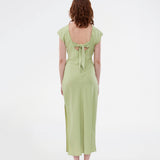 Elegant grøn satin kjole I 96% genanvendt polyester. Unitymd dress har korte ærmer, ankellang silhuet og smukke draperinger i taljen, der fremhæver figuren. Den dybe ryg og bindedetaljen bagpå giver et feminint og sofistikeret udtryk. Modellen er 175 cm og har en str. S/36 på.


Materiale:
4% Elastan
96% Recycled Polyester