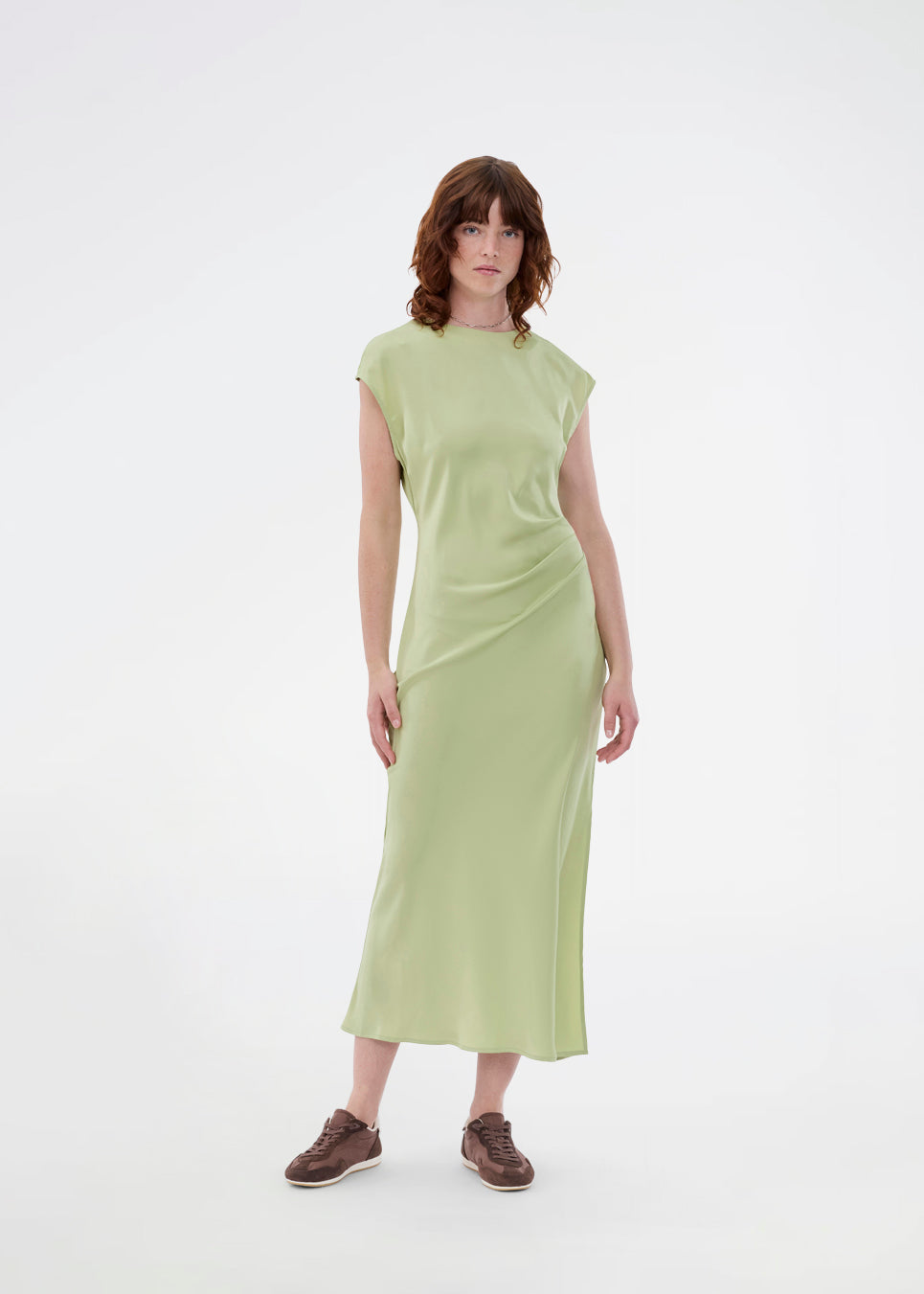Elegant grøn satin kjole I 96% genanvendt polyester. Unitymd dress har korte ærmer, ankellang silhuet og smukke draperinger i taljen, der fremhæver figuren. Den dybe ryg og bindedetaljen bagpå giver et feminint og sofistikeret udtryk. Modellen er 175 cm og har en str. S/36 på.


Materiale:
4% Elastan
96% Recycled Polyester