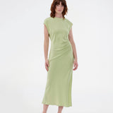 Elegant grøn satin kjole I 96% genanvendt polyester. Unitymd dress har korte ærmer, ankellang silhuet og smukke draperinger i taljen, der fremhæver figuren. Den dybe ryg og bindedetaljen bagpå giver et feminint og sofistikeret udtryk. Modellen er 175 cm og har en str. S/36 på.


Materiale:
4% Elastan
96% Recycled Polyester