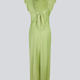 Elegant grøn satin kjole I 96% genanvendt polyester. Unitymd dress har korte ærmer, ankellang silhuet og smukke draperinger i taljen, der fremhæver figuren. Den dybe ryg og bindedetaljen bagpå giver et feminint og sofistikeret udtryk. Modellen er 175 cm og har en str. S/36 på.


Materiale:
4% Elastan
96% Recycled Polyester