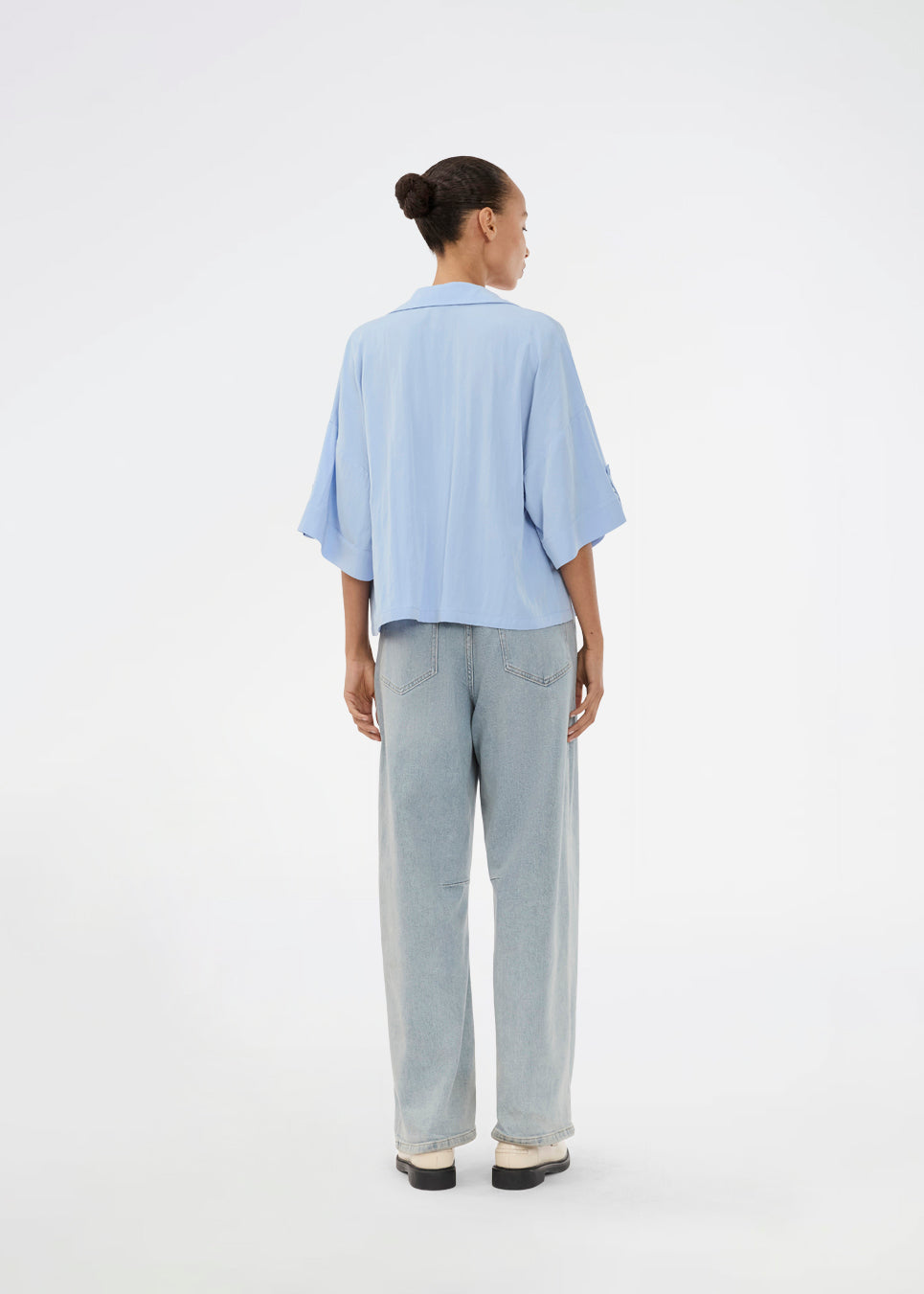 Løse high-waist jeans i en edgy blå vask. Unjimd jeans er designet med fine indsnitsdetaljer og klassiske denim-elementer som bæltestropper, lynlås- og knappelukning samt lommer foran og bagpå. Modellen er 175 cm og har en str. S/36 på.

Materiale:
99% Bomuld
1% Elastan