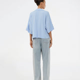 Løse high-waist jeans i en edgy blå vask. Unjimd jeans er designet med fine indsnitsdetaljer og klassiske denim-elementer som bæltestropper, lynlås- og knappelukning samt lommer foran og bagpå. Modellen er 175 cm og har en str. S/36 på.

Materiale:
99% Bomuld
1% Elastan