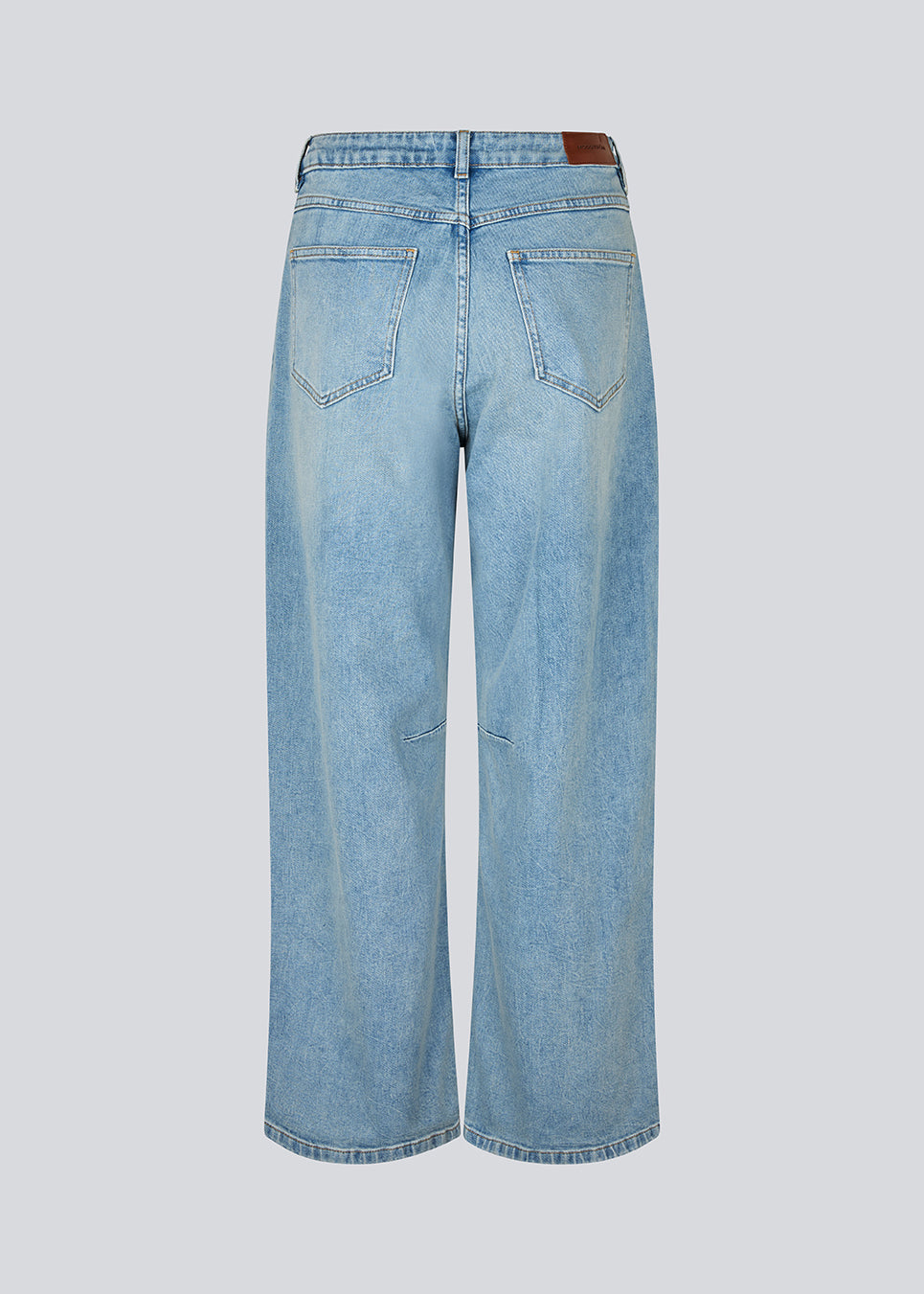 Løse high-waist jeans i en edgy blå vask. Unjimd jeans er designet med fine indsnitsdetaljer og klassiske denim-elementer som bæltestropper, lynlås- og knappelukning samt lommer foran og bagpå. Modellen er 175 cm og har en str. S/36 på.

Materiale:
99% Bomuld
1% Elastan