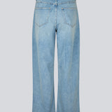 Løse high-waist jeans i en edgy blå vask. Unjimd jeans er designet med fine indsnitsdetaljer og klassiske denim-elementer som bæltestropper, lynlås- og knappelukning samt lommer foran og bagpå. Modellen er 175 cm og har en str. S/36 på.

Materiale:
99% Bomuld
1% Elastan