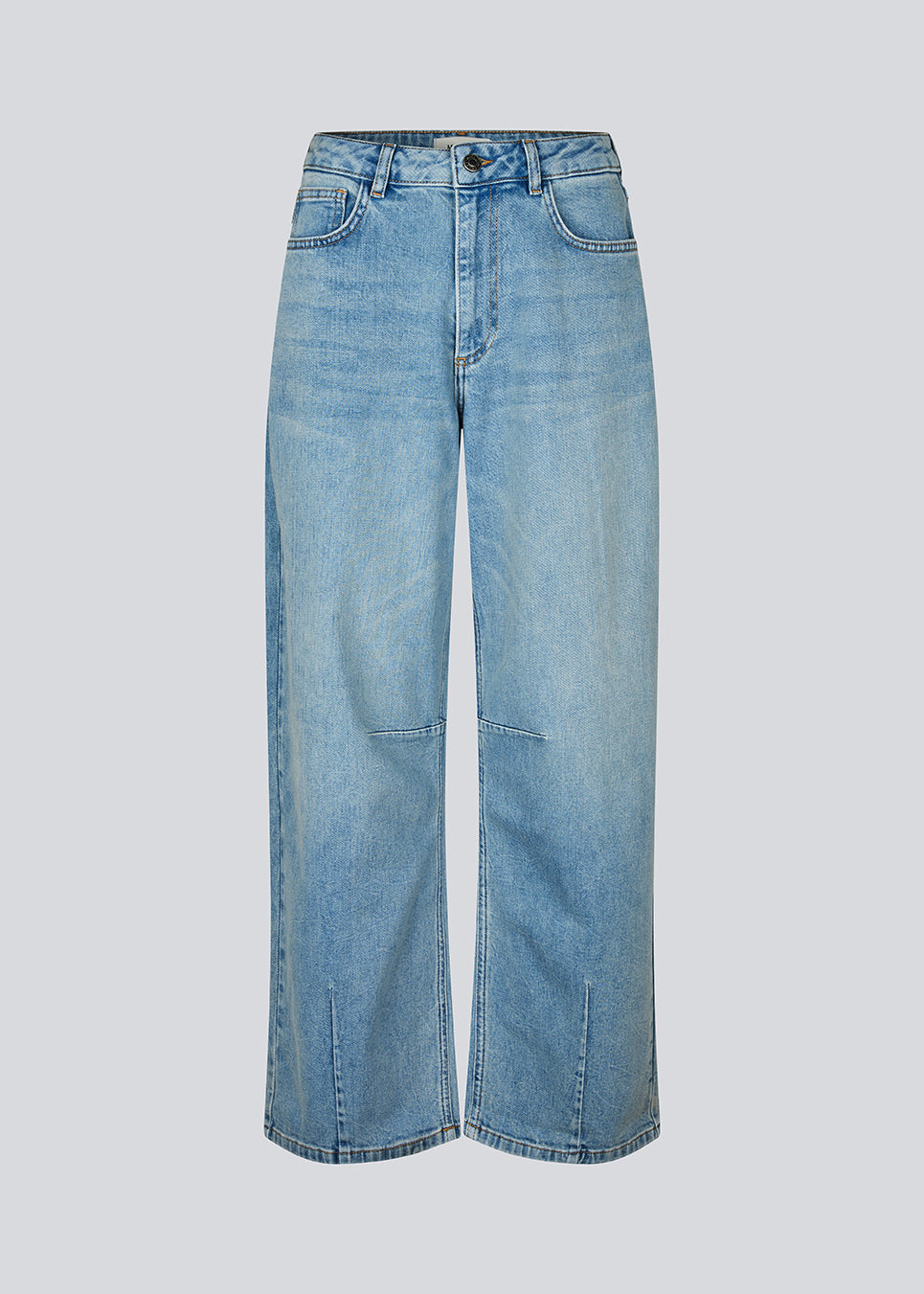 Løse high-waist jeans i en edgy blå vask. Unjimd jeans er designet med fine indsnitsdetaljer og klassiske denim-elementer som bæltestropper, lynlås- og knappelukning samt lommer foran og bagpå. Modellen er 175 cm og har en str. S/36 på.

Materiale:
99% Bomuld
1% Elastan