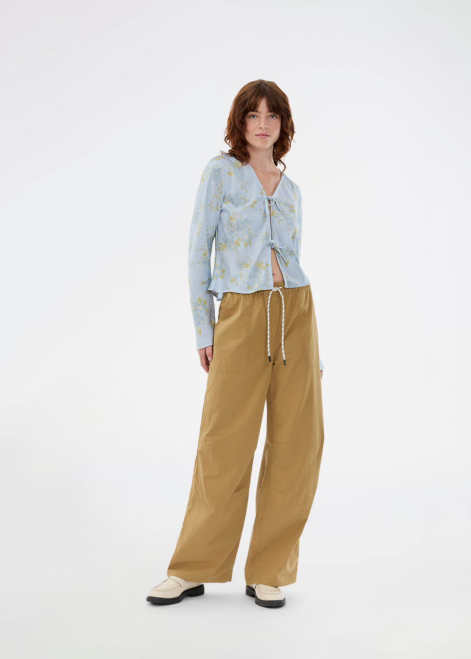 Brede bukser i farven desert med cool, afslappet vibe. UraniaMD Pants har rummelige sidelommer og snøre i taljen for en justerbar pasform og et moderne look.

Materiale:
100% Bomuld
