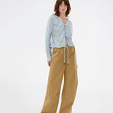 Brede bukser i farven desert med cool, afslappet vibe. UraniaMD Pants har rummelige sidelommer og snøre i taljen for en justerbar pasform og et moderne look.

Materiale:
100% Bomuld