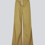 Brede bukser i farven desert med cool, afslappet vibe. UraniaMD Pants har rummelige sidelommer og snøre i taljen for en justerbar pasform og et moderne look.

Materiale:
100% Bomuld